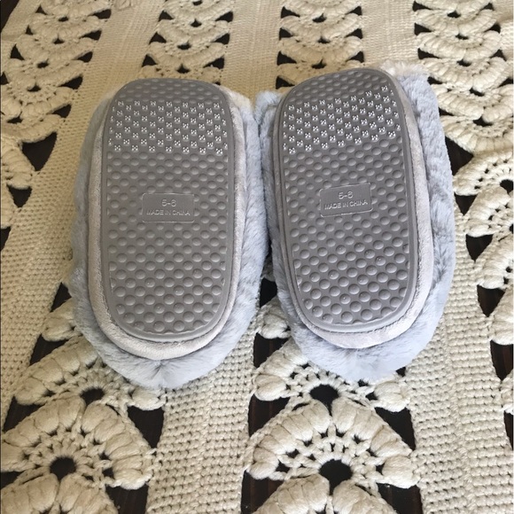 NWOT Adult Fuzzy Bunny Slippers - Picture 10 of 11